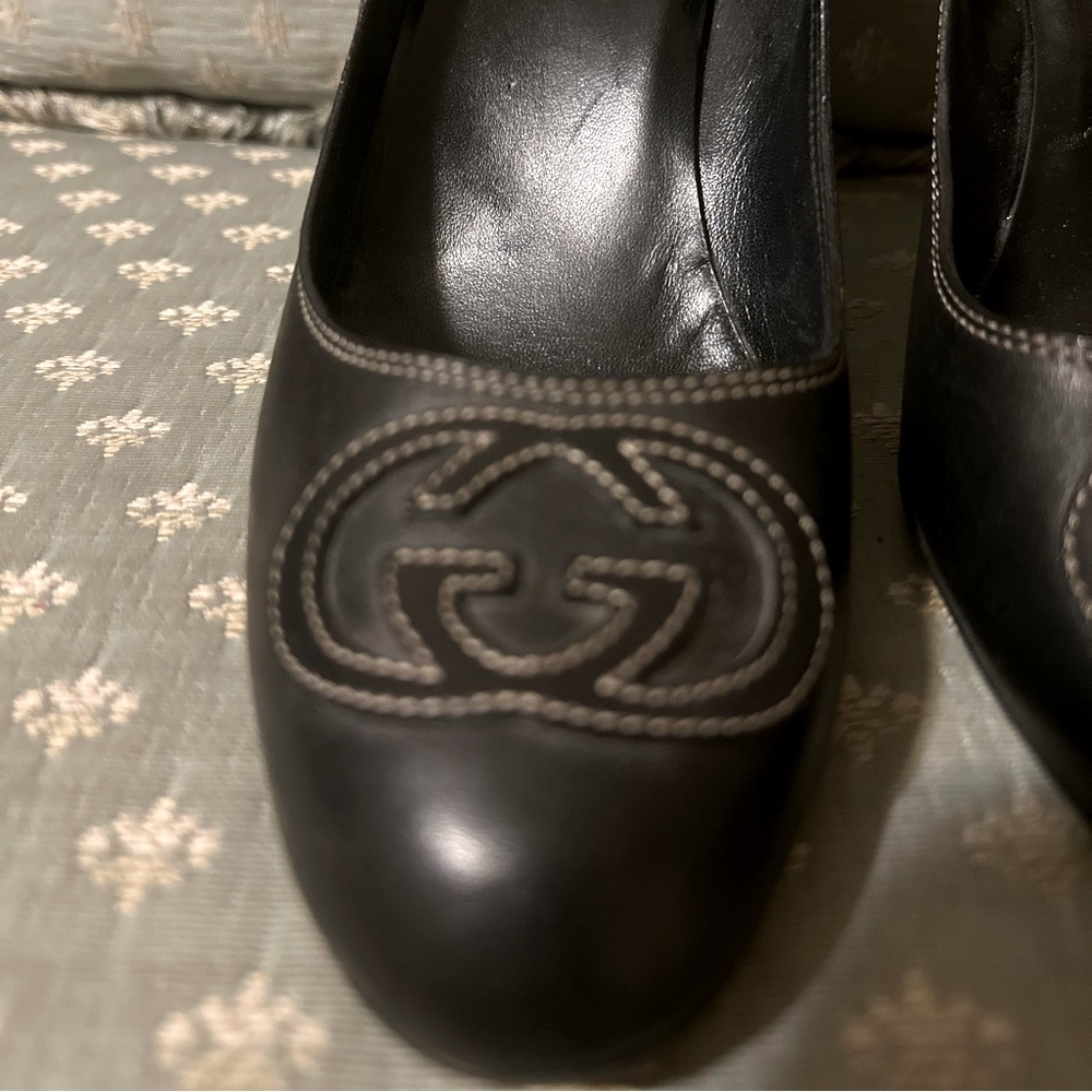 Gucci 9B vintage leather logo pumps